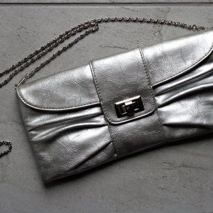 💗 3/$25 Silver wristlet purse